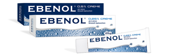 Drei Packungen Ebenol-Creme, zwei Schachteln und eine Tube, mit den Bezeichnungen 0,25 und 0,5, die Hydrocortison enthalten.